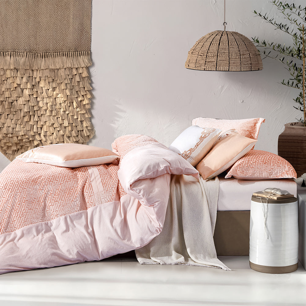 Pastellrosa Bettdeckenset mit modernem geometrischem Design