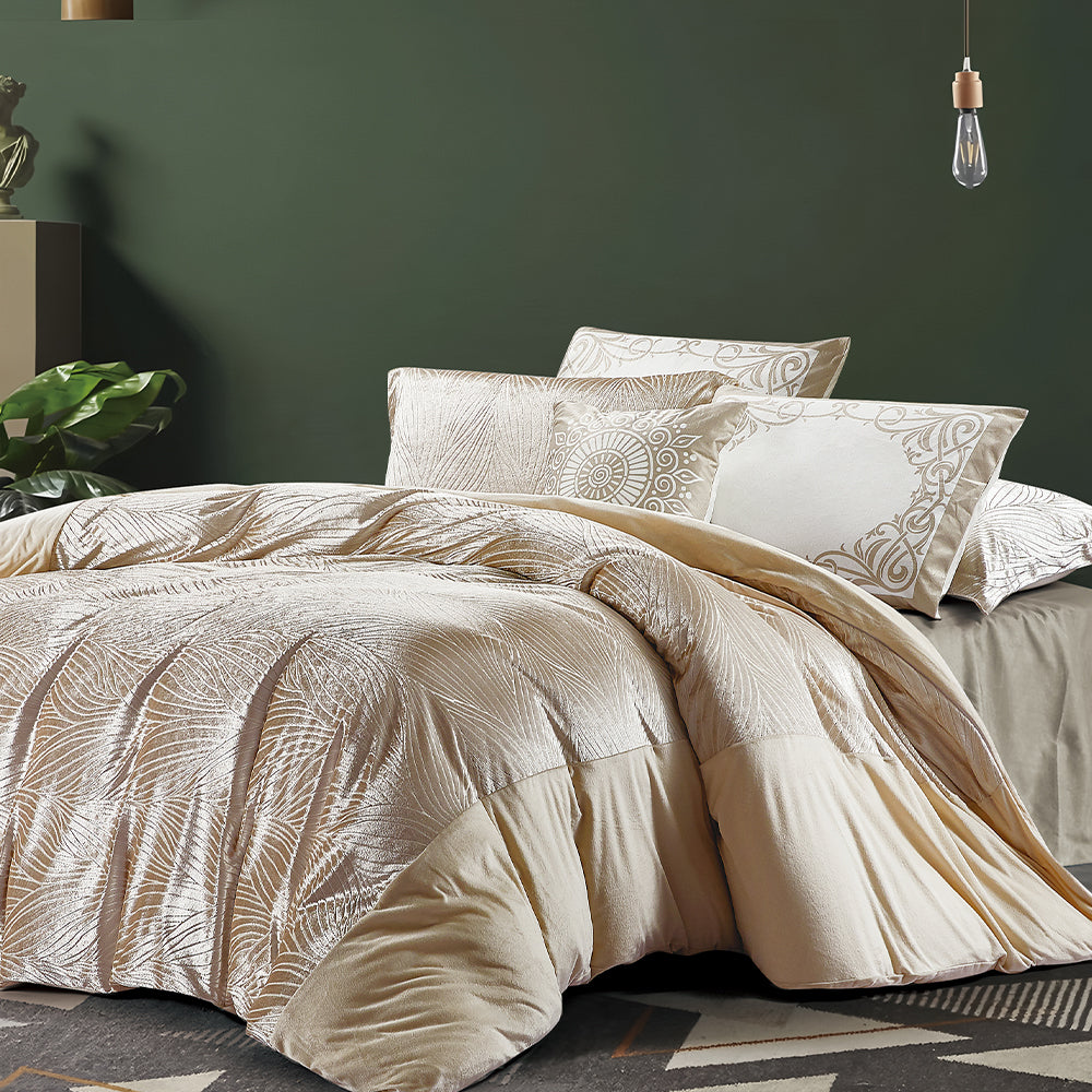 Beiges Bettdeckenset mit eleganten Details