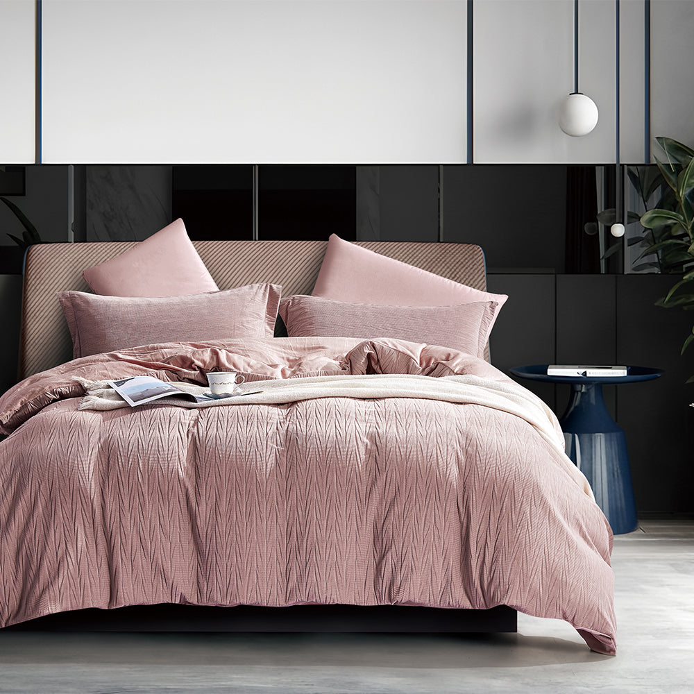 Elegantes rosafarbenes 7-teiliges Bettwäscheset mit Kissenbezügen und Kissen, perfekte Schlafzimmerdekoration für Komfort