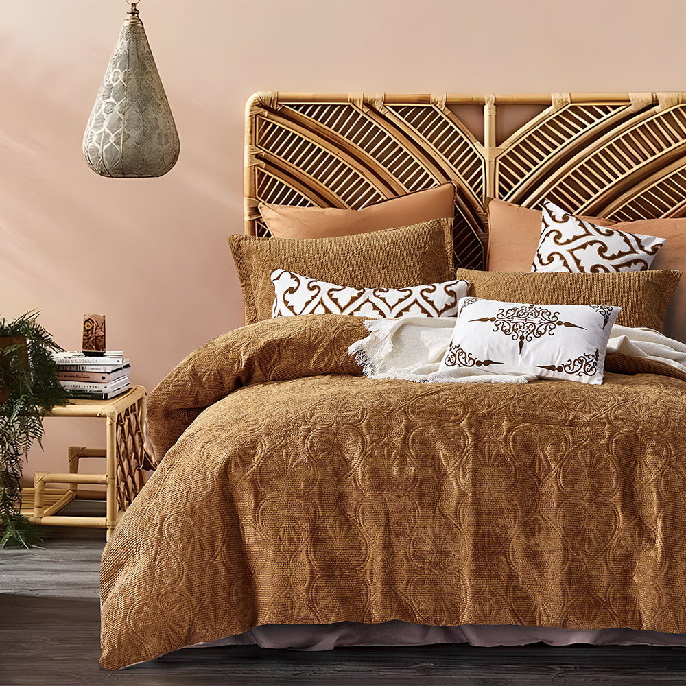 7-teiliges Bettwäscheset im Bohemian-Stil in warmen Erdtönen mit dekorativen Kissen und strukturiertem Design