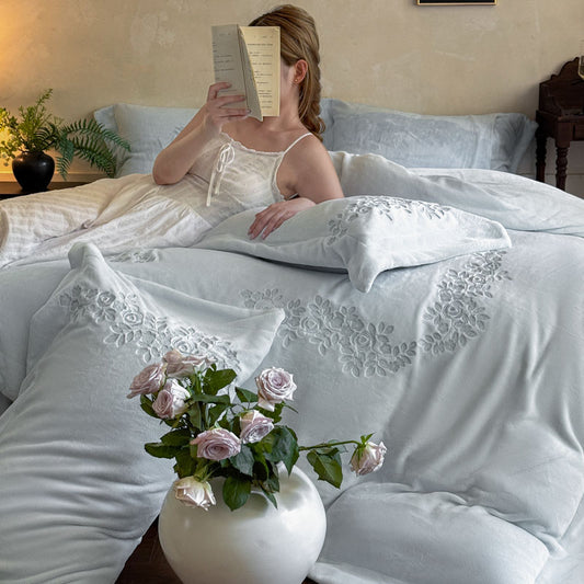 Powder Blue Floral Wreath Duvet Cover Set Queen, 100% Polyester Brushed Bedding with Pillow Shams, Soft European Romance Style, OEM ODM Factory Custom Bed Linen for Brands & Hotels