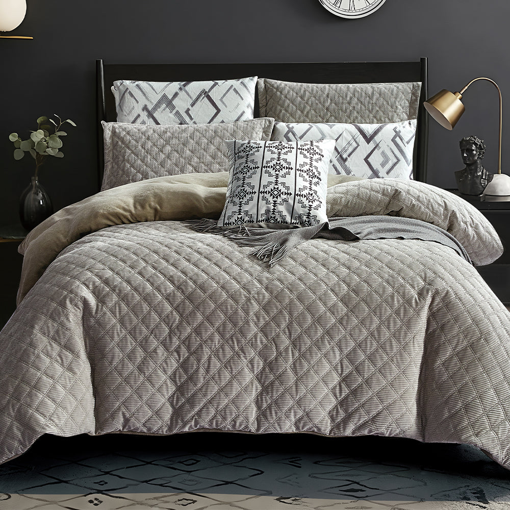Modernes geometrisches 7-teiliges Bettwäscheset in Grau mit dekorativen Kissen und strukturiertem Design