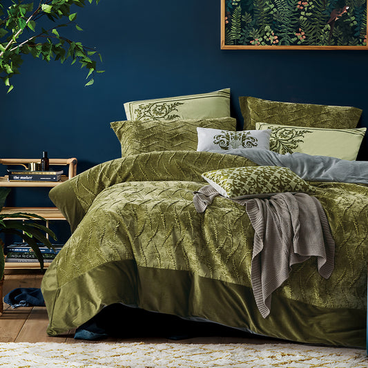 Elegant Green 7-Piece Bedding Set with Decorative Pillows and Textured Velvet Design