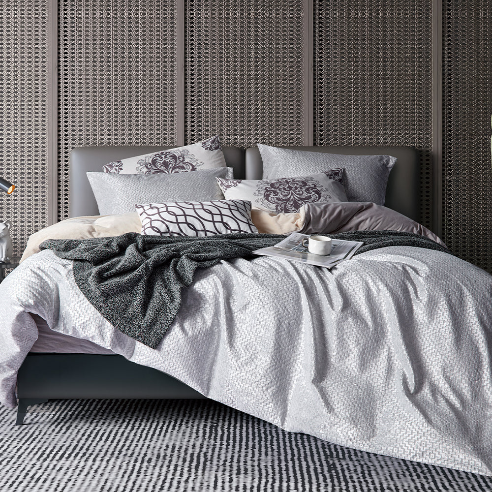 Elegantes 7-teiliges Bettwäscheset in Silber und Grau mit dekorativen Kissen und strukturiertem Design