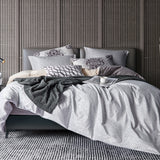 Elegantes 7-teiliges Bettwäscheset in Silber und Grau mit dekorativen Kissen und strukturiertem Design