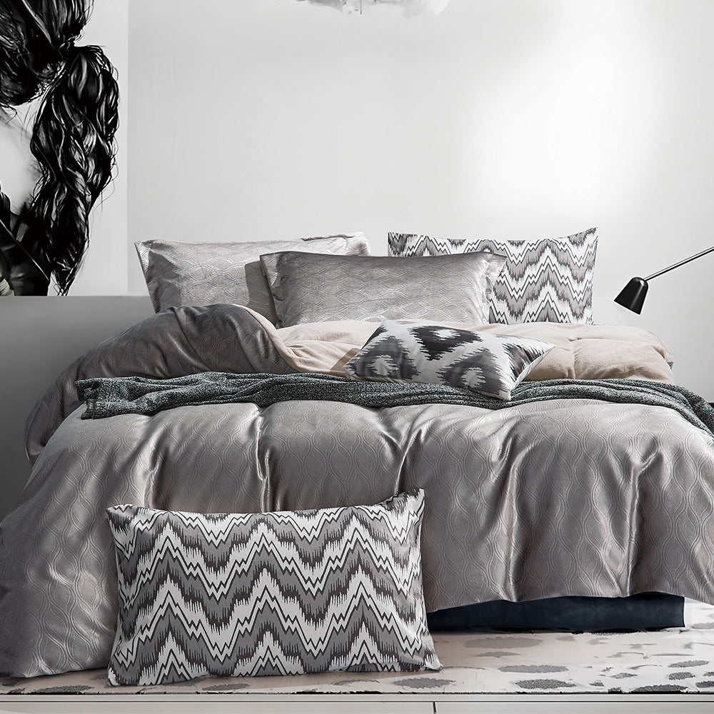Elegantes 7-teiliges Bettwäscheset in Silber und Grau mit geometrischen Zierkissen und strukturiertem Stoff