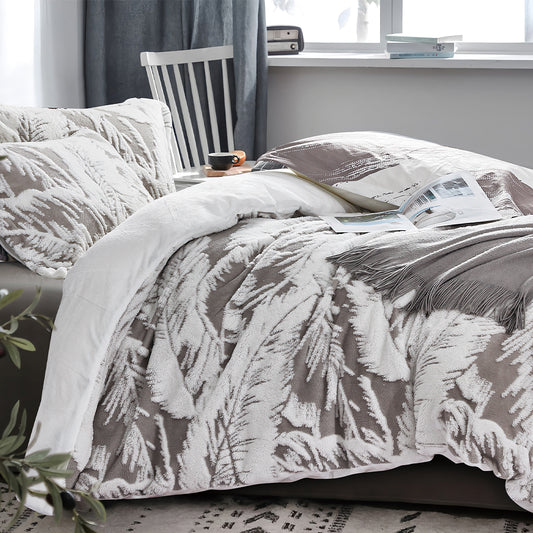 Stylish 7-Piece Bedding Set with Leaf Print in Soft Grey and White