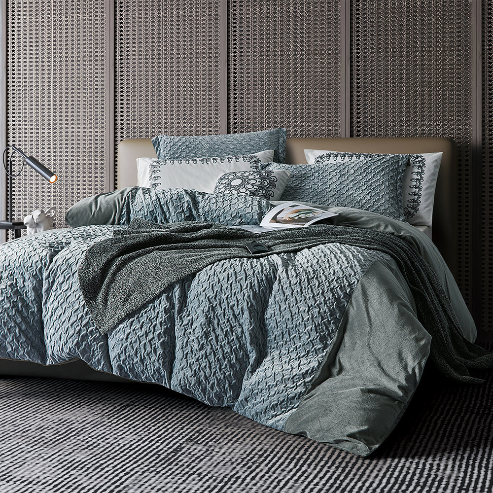 Blaues Bettdeckenset mit Blumenstickerei und eleganter Textur