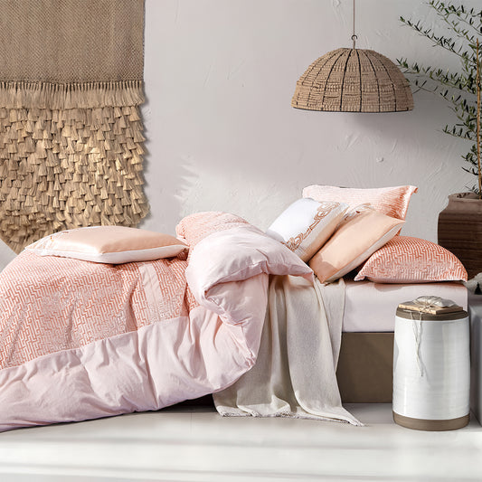 Pastellrosa Bettdeckenset mit modernem geometrischem Design