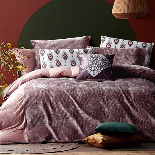Rosa und lila Bettdeckenset mit eleganten Details
