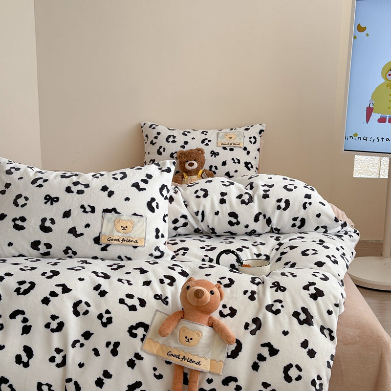 “Good Friend Teddy” Leopard Print Milk Fleece Duvet Cover Set Twin/Full, White & Coffee 100% Polyester Plush Kids Bedding with Pillowcases, Cute Animal Room Style, OEM ODM Factory Custom Label & Design