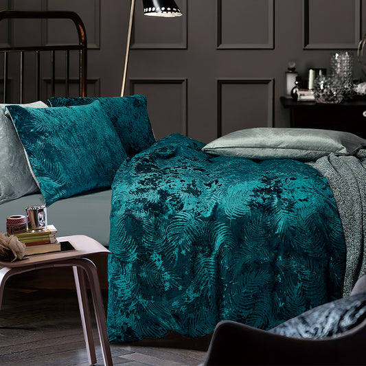 Luxuriöses 7-teiliges Bettwäscheset aus Samt in Blaugrün mit dekorativen Kissen und strukturiertem Design