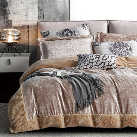 Luxuriöses 7-teiliges Bettwäscheset aus Samt in zartem Rosa mit dekorativen Kissen und elegantem Design