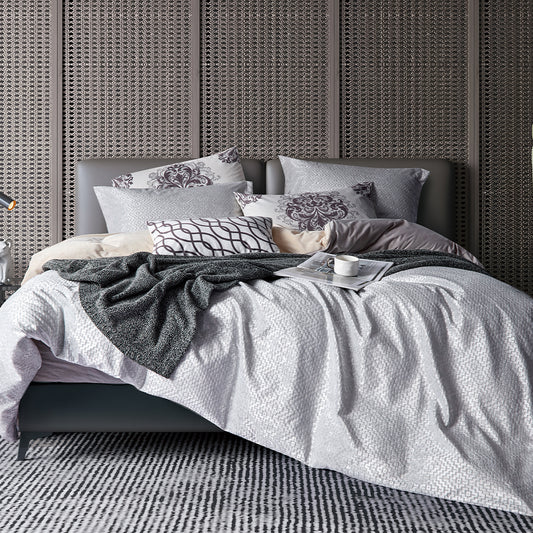 Elegantes 7-teiliges Bettwäscheset in Silber und Grau mit dekorativen Kissen und strukturiertem Design