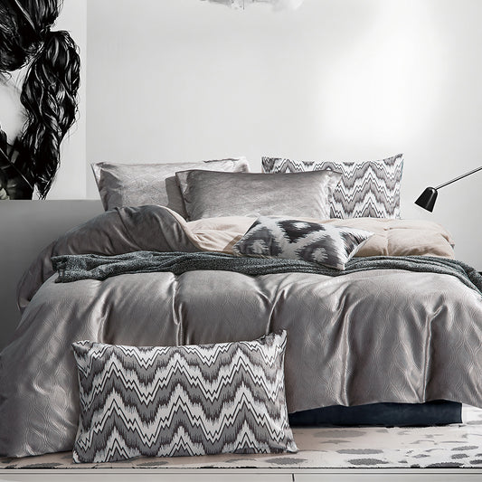 Elegantes 7-teiliges Bettwäscheset in Silber und Grau mit geometrischen Zierkissen und strukturiertem Stoff