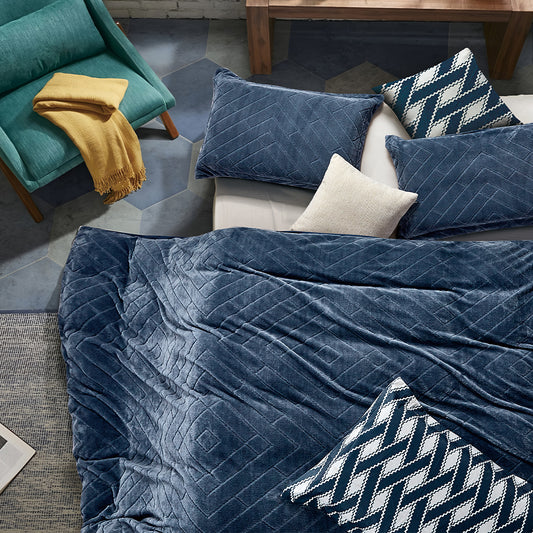Modernes 7-teiliges Bettwäscheset aus blauem Samt mit geometrischen Kissendesigns