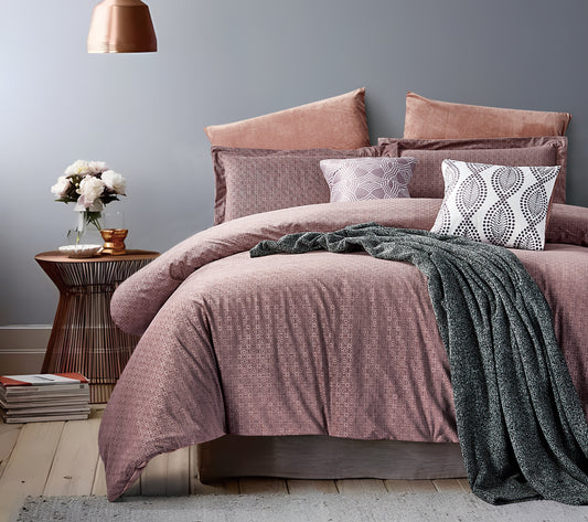 Bettdeckenset mit geometrischem Design und sanften Farben