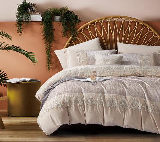 Beiges Bettdeckenset mit Blumenstickerei und eleganten Details